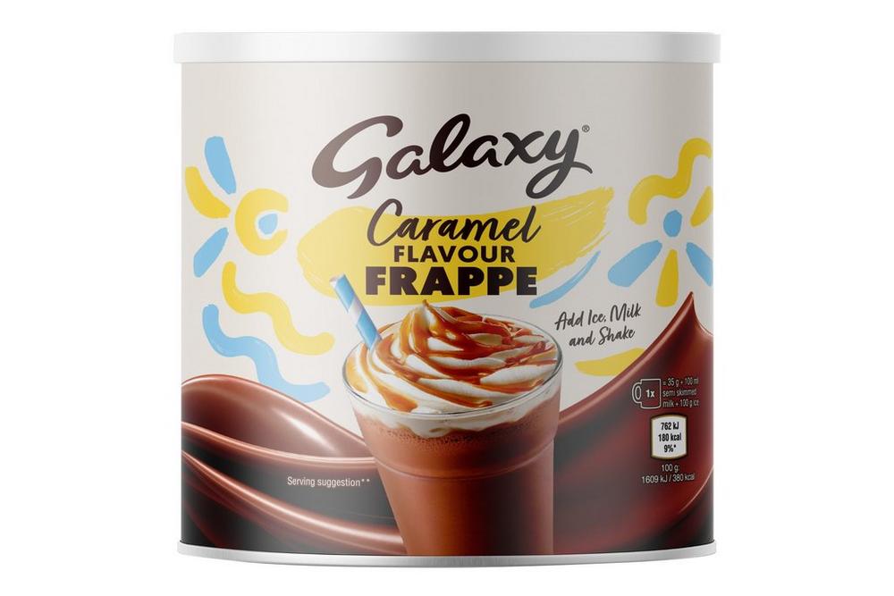 Galaxy Caramel Flavour Frappe 1kg catering tin with the Galaxy logo, a yellow caramel brush stroke and a frappé topped with whipped cream and caramel drizzle, on a white background.